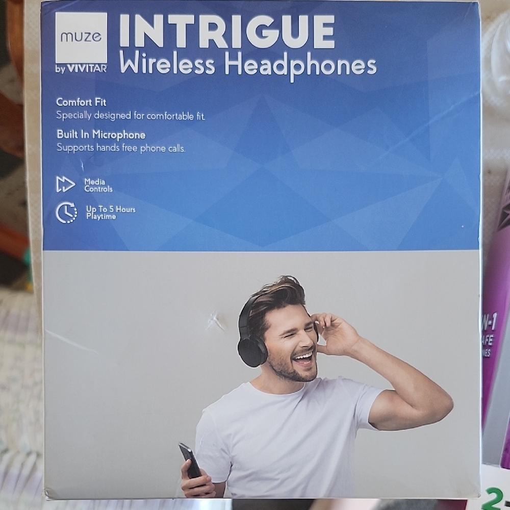 Vivitar Intrigue Wireless Over-Ear Headphones - Black - Picture 6 of 7